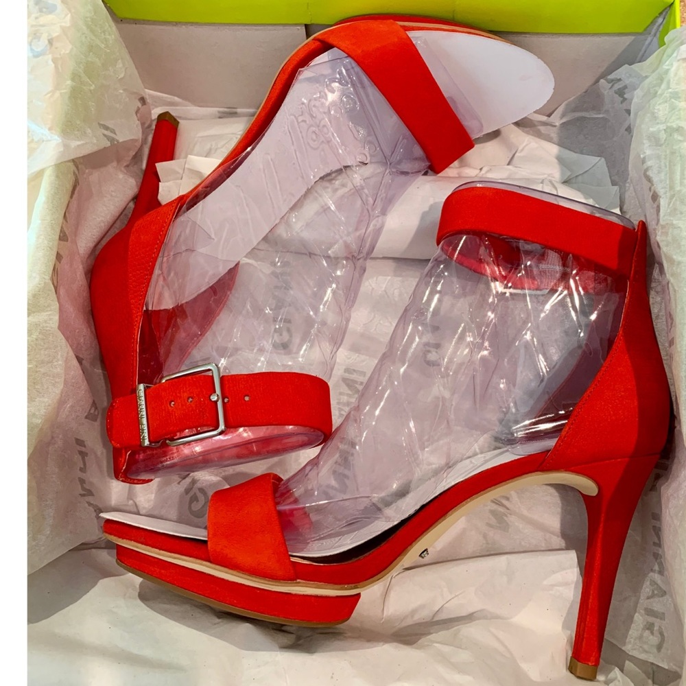 *worn once* Gianni Bini Lizette Pump